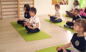 Yoga este recomandată şi pentru copii. Care sunt beneficiile (Video)