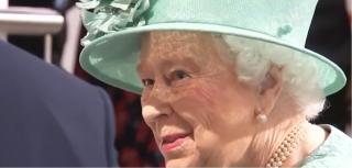 Regina Elisabeta, vizită surpriză la un supermarket din Londra (Video)