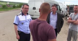 Un poliţist din Vaslui a ajuns la spital după ce a fost accidentat intenţionat de un şofer în timpul unei intervenţii (Video)