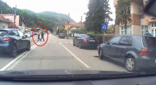 Manevră halucinantă a unui şofer din Hunedoara, la trecerea de pietoni (Video)