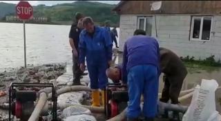 Râul Mureș a rupt un dig din comuna Sânpaul. Două familii au fost evacuate (Video)