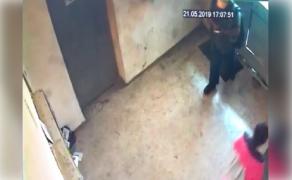 Imagini cu bărbatul care a atacat o fată într-o scară de bloc din Bacău. Au fost filmaţi de camerele de supraveghere