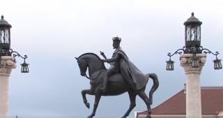 Statuia Regelui Ferdinand a revenit in inima Pieţei Unirii din Oradea (Video)