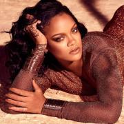 Rihanna şi-a lansat o nouă colecţie de haine şi accesorii (Video)