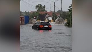 Fântână arteziană în stradă, în Dobroești, după furtună. Mașini blocate în inundație (Video)