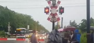 Bariera de pe Petricani, blocată după ce o maşină a intrat în ea (Video)