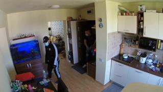 Momentul în care doi hoţi intră într-un apartament din Baia Mare. După 10 secunde, au dat bir cu fugiţii (Video)