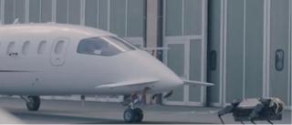 Un câine robot a tras un avion de trei tone pe o distanţă de 10 metri