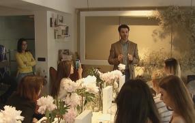 Lordul Gavin dezvăluie româncelor secretele tenului de porțelan