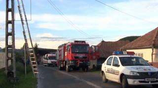 O mamă şi fiul ei au ajuns la spital, după ce un incendiu a izbucnit în gospodăria lor, în Cluj (Video)