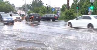 A plouat în câteva ore cât într-o lună în Bucureşti! O staţie de metrou a fost inundată (Video)