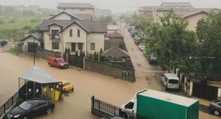 Cantități de apă record aduse de furtuna din București