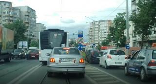 Un bărbat care a vrut să traverseze prin loc nepermis a fost lovit de o maşină şi aruncat sub roţile unui camion, în Iaşi (Video)