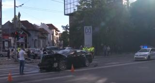 Carambol violent în Capitală. Patru persoane au ajuns la spital şi cinci maşini au fost grav avariate (Video)
