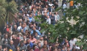 Cozi uriașe la vot în diaspora. Românii au așteptat cu orele ca să voteze