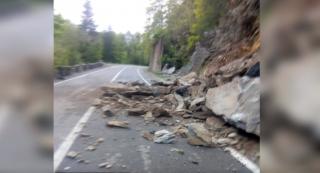 O cădere masivă de pietre a blocat circulaţia pe Transfăgărăşan (Video)
