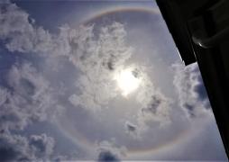 Fenomen meteo foarte rar în judeţul Timiş: Curcubeu uriaş în jurul soarelui (Video)