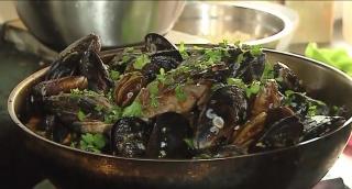 Cherhanalele sunt pline de clienţi. Este sezonul stavridului şi lufarului de Marea Neagră pe litoral (Video)