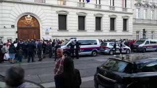 Scandal la Viena, după închiderea urnelor. Sute de români care nu au putut să voteze au huiduit şi au scandat: "Vrem să votăm" (Video)