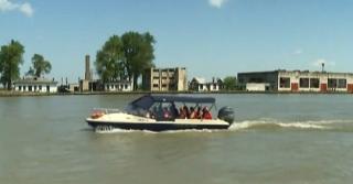 Oamenii din Sulina ajung la secţia de vot cu barca (Video)