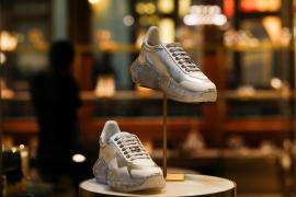 Care sunt noile tendințe în materie de încălțăminte. Pantofii sport, la modă, chiar și la rochii (Video)