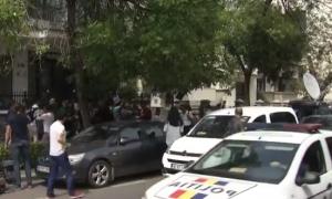Imagini de la locuinţa lui Liviu Dragnea, din Bucureşti. Oamenii s-au strâns să îl vadă cum pleacă spre Poliţie