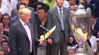 Donald Trump, spectacol inedit în timpul vizitei sale în Japonia: a asistat la un turneu de sumo (Video)