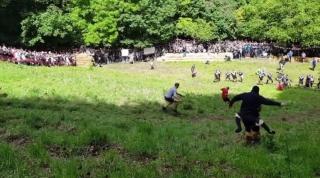 Un sat din Marea Britanie a găzduit o nouă ediţie a mult aşteptatei "curse după brânză"