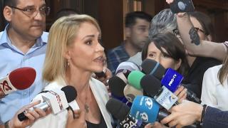 Gabriela Firea, schimb dur de replici cu un protestatar, în faţa sediului PSD (Video)