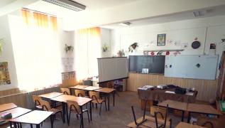 Scoală modernizată din Botoșani, fără elevi. Familii întregi au plecat în străinătate