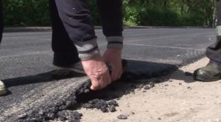 Astfaltul abia turnat pe o stradă din Vatra Dornei poate fi ridicat de pe jos cu mâinile goale