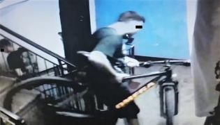Doi tineri filmaţi cum fură o bicicletă din scara unui bloc, în Galaţi (Video)