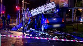 Un şofer s-a înfipt cu Loganul într-un chioşc de ziare, în Bucureşti (Video)