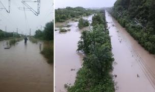 Calea ferată a dispărut în inundații, la Valea Călugărească. Trenurile au fost temporar oprite (Video)