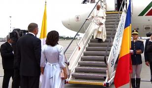 Momentul în care Papa Francisc păşeşte pentru prima dată pe pământ românesc