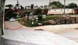 Video cu momentul în care o maşină este lovită de tren la Hălăuceşti