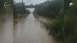 Trenuri cu sute de călători, blocate pe câmp din cauza inundațiilor