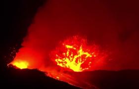 Erupție spectaculoasă a vulcanului Etna