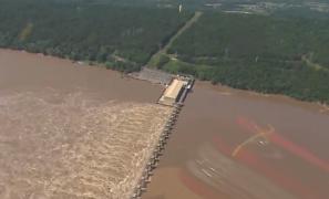 Sute de oameni evacuați în Arkansas, după ce mai multe diguri au cedat