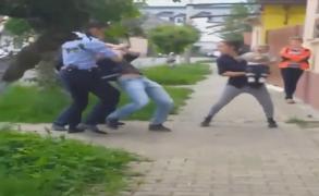 Femeie cu un bebeluș în brațe, îmbrâncită de doi polițiști, la Sighet