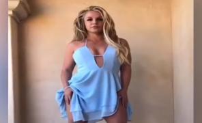 Britney Spears a făcut parada modei pe balcon