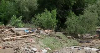 Inundaţiile au făcut prăpăd în ţară. Peste 600 de case afectate, 300 de oameni evacuaţi din calea apelor (Video)
