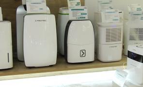 Purificator cu arome sau un dezumidificator portabil, pentru un aer curat în bucătărie, living sau dormitor