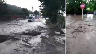 O furtună a provocat o puternică viitură în Galați. Zeci de case au fost inundate