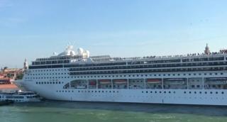 Un vas de croazieră scăpat de sub control a lovit o navă plină cu turişti, pe un canal din Veneţia