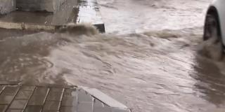 Străzile dintr-un ansamblu rezidenţial de lângă Bucureşti, inundate (Video)