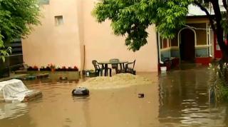 Probleme mari în Bucureşti din cauza ploilor. Canalizarea nu a mai făcut faţă, iar apa a intrat în casele oamenilor