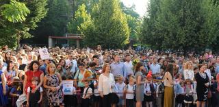 Din toamnă, elevii unei şcoli din Bucureşti vor ajunge la ore cu microbuzele şcolare (Video)