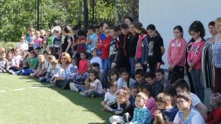 Elevii unei școli din Argeș au reciclat sticle, pungi, plastice și cărţi (Video)