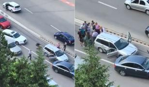 Un şofer din Galaţi a târât pe şosea un câine legat de maşină: 'Chemaţi Poliţia!'